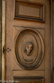 <center>Les portes. </center>En chêne massif, elles ont été sculptées par Alfred Lang en 1956. Sur celle-ci, portrait de St Bruno, le fondateur de l'ordre des Chartreux.