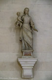 <center>Bas-côté gauche.</center>Statue de la Vierge à l'Enfant en marbre blanc de Carrare, connue sous le nom de Notre-Dame du Rosaire du XVIIIème siècle.