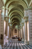 <center>Bas-côté gauche.</center>Les voûtes des nefs latérales reposent sur des colonnes géminées d'ordre composite.
