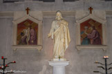 <center>Basilique du Sacré-Cœur. </center>  Bas-côté gauche. Statue du Sacré-Cœur. C'est un tirage en plâtre d'une sculpture de Jules Aurèle Lhommeau.