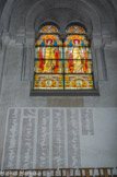 <center>Basilique du Sacré-Cœur. </center>  Vitraux du déambulatoire : ils présentent des Victoires ailées exposant des attributs guerriers (épée, lance, bouclier) ou funéraires (couronne, chaîne brisée). Chaque verrière se compose de deux baies montrant ces allégories au-dessous desquelles se trouvent les portraits des soldats morts pour la patrie, et le nom des donateurs (souvent la famille, des soldats).