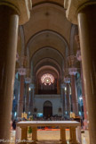 <center>Basilique du Sacré-Cœur. </center>  Le maître-autel, une simple table de pierre, fut consacré en 1947.