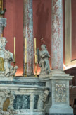 <center>Eglise St Cannat les Prêcheurs. </center>Encadrant le tabernacle, aux extrémités de l'autel, sont placés des anges adorateurs.