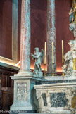 <center>Eglise St Cannat les Prêcheurs. </center>Encadrant le tabernacle, aux extrémités de l'autel, sont placés des anges adorateurs.