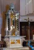 <center>Saint Ferréol les Augustins.</center>Le tabernacle est entouré d'un dais formé de colonnes torses en marbre noir alternant avec des piliers soutenant un entablement lui-même surmonté de consoles et d'un nimbe d'anges.