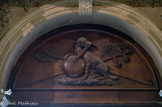 <center>Eglise St Cannat les Prêcheurs. </center>Le tympan intérieur de la porte d'entrée est décoré d'un relief représentant un chien tenant dans sa gueule le flambeau de la foi embrassant le monde, symbole de l'ordre des Prêcheurs, réalisé par Loubet en 1749.