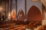 <center>Eglise de Saint Giniez. </center> Côté droit de la nef, avec des panneaux peints de la forme des ouvertures de gauche.