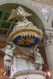 <center>Saint Joseph intra muros. </center> La chaire. L'abat-voix est porté par deux anges aux ailes déployées. Au-dessus, un ange ailé montre l'Évangile ouvert.