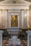 <center>Saint Joseph intra muros. </center> Chapelle des fonts baptismaux. Au fond de la chapelle, un fronton soutenu par des pilastres en marbre de Carrare forme un retable. Dans le fronton, l'arche de Noé et la colombe.