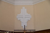 <center>Eglise Saint-Roch, Mazargues.</center> Depuis 1960, le chœur, à pans coupés, est orné d'une sculpture contemporaine du Père André Gence représentant une croix de résurrection car le Christ y est absent.