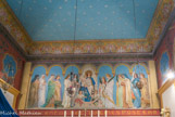 <center>Chapelle Notre-Dame de l'Immaculée Conception </center> Le décor mural est dû à deux artistes : Ponchin et Gaussen. La grande peinture à l’huile représente la Vierge, avec deux anges à ses pieds, portent l’un tenant une rose, symbole rencontré dans les litanies de la vierge, l’autre un lis symbole de la virginité. Elle est entourée de saintes provençales : Sainte Marthe, avec le goupillon et le sceau de l’église ; Anne Madeleine de Rémuzat, bienheureuse marseillaise du XVII qui a contribué à propager le culte du Sacré Cœur, qui existe depuis 1665 quand le Christ est apparu à une religieuse à Paray-le-Monial. Sainte Marguerite ; Sainte Thérèse de Lisieux ; Sainte Jeanne d’Arc ; Sainte Germaine avec le mouton sont les autres Saintes représentées.