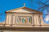 <center>Eglise Notre Dame du Mont.</center> La façade reçut en 1898 un bas-relief en lave polychrome représentant la Visitation