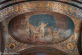 <center>Le chœur. </center>La décoration des voûtes est due au peintre Henry Pinta. Dans la coupole, au-dessus du chœur, la Vierge Marie est représentée sur un ciel étoilé, chantant le magnificat, entourée d'anges musiciens. Dans les écoinçons, la Porte du ciel et la Tour de David.