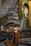 <center>Bas-coté gauche.</center>La grotte de Lourdes où, en 1858, Bernadette Soubirous dit avoir aperçu 18 apparitions de la Vierge Marie.