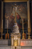 <center>Le chœur </center>L'autel est surmonté d'une sphère de marbre représentant le monde, entouré d'un serpent. La Vierge qu'elle soutenait a disparu.