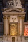 <center>Le tabernacle</center>Le tabernacle figure un petit temple aux pilastres corinthiens, avec, sur la porte, le Christ portant sur ses épaules un agneau.