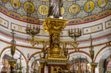 <center>Le maître-autel.</center>La colonne de marbre rouge supportant un chapiteau d'orfèvrerie sur lequel est posée la statue de la Vierge.