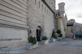<center>Notre-Dame de la Garde</center>Esplanade du bas. Une échauguette et le pont-levis installé par l’Armée en 1879.