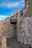 <center>Notre-Dame de la Garde</center>Le pont-levis, installé par l’Armée en 1879 devant l’entrée de la crypte pour remplacer l’ancien pont-levis que l’on avait nécessairement démoli lors de la construction du nouveau sanctuaire. Ce pont est levé tous les soirs.