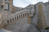 <center>Notre-Dame de la Garde</center>Partie droite de l'escalier d'accès à l'église avec une échauguette 