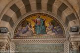 <center>Entrée de la basilique. </center>Mosaïque représentant l'Assomption de la Vierge d'après un tableau de Faivre-Duffer.