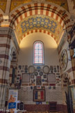 <center>Chapelle saint Roch.</center>Première chapelle, à droite. Les voûtes des chapelles sont ornées de mosaîques bleues dans lesquelles figurent des écussons floraux, comme dans le mausolée de l'impératrice Galla Placidia à Ravenne. Les autels de ces six chapelles sont semblables. Jules Cantini a réalisé ces autels conçus par Henri Révoil.