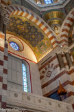 <center>Transept gauche.</center>Le blason de Pie IX, pape de 1846 à 1878, au sommet, et le blason de Mgr Charles Place, évêque de Marseille de 1866 à 1878, à droite. A gauche, invisible, le blason de la basilique.