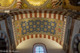 <center>Chapelle saint Roch.</center>Dans chaque chapelle, à la base de la mosaïque, on découvre, d'un coté, les noms et le blason des donateurs, et de l'autre un motif qui évoque le saint à qui la chapelle est dédiée. Ces écussons sont entourés de rinceaux de feuillages de couleurs rose et verte.