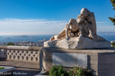 <center>Notre-Dame de la Garde</center>Sur l’esplanade du bas, on peut voir un groupe en marbre blanc, sculpté en 1900 par Auguste Carli, représentant sainte Véronique essuyant le visage de Jésus avec un linge. A gauche, les îles du Frioul.