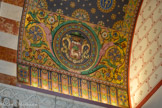 <center>Transept droit.</center>Le blason de Mgr Louis Robert, évêque de Marseille de 1878 à 1900.