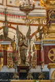 <center>Le choeur.</center>Un des deux anges et un des deux luminaires se trouvant de chaque côté de la colonne,