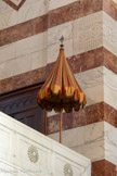 <center>Transept gauche du choeur</center>Les insignes des basiliques qui les caractérisent sont une sorte d’ombrelle, le Pavillon, et une clochette spéciale, le Tintinnabulum, généralement placés de part et d’autre de l’autel. Le Pavillon, encore appelé ombrellino pontifical ou “gonfalon” est une sorte de parasol à demi-ouvert, doté d’une armature de bois habillée de bandes de soie rouge et jaune (couleurs héritées de l’ancien sénat romain) et surmonté d’un globe de cuivre doré portant une croix. Il est signe de communion avec l’évêque de Rome. Il présente les armes de la basilique.