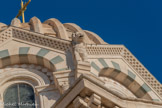 <center>Notre-Dame de la Garde</center>Entre chaque face, un pilastre est surmonté d'une statue représentant un lion.