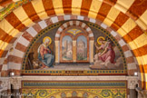 <center>L'Annonciation</center>D'après Faivre-Dyffeer. Envoyé par Dieu, Gabriel vient demander à Marie si elle accepte d’être la mère du Messie. Cette mosaïque présente le premier événement du Nouveau Testament, elle suit les mosaïques du plafond qui sont un résumé de l’Ancien Testament. En dessous, la date 1891. En dessous, l'inscrition 