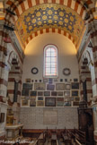 <center>Chapelle de sainte Marie Madeleine.</center>Les murs des chapelles sont couverts d'un premier niveau de plaques de marbre. La partie supérieure des murs de ces chapelles  est occupée par des ex-voto peints placés sur plusieurs rangées superposées.