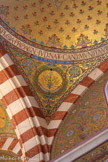 <center>Les pendentifs de la coupole de l'entrée</center>Le lys et les épines. Née de l'épineuse race des Juifs, resplendissante de pureté virginale : saint Pierre Damien (+ 1072). Aujourd'hui, on n'aurait pas choisi ce texte.