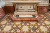 <center>Autels des chapelles</center>Sur le tombeau de chaque autel figure un motif qui évoque le  saint titulaire de la chapelle. Les sols sont tous identiques.