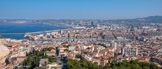 <center>Vue de Notre-Dame de la Garde.</center>Vue des terrasses supérieures. Le Vieux Port.