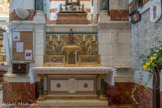 <center>Chapelle saint Roch.</center>Les autels de ces six chapelles sont semblables. Sur le tombeau de chaque autel figure un motif qui évoque le  saint titulaire de la chapelle. Jules Cantini a réalisé ces autels conçus par Henri Révoil.