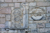 <center>Notre-Dame de la Garde</center>Blason de François Ier. En 1516, François Ier constata que Marseille était très mal défendue, et en 1524 décida de faire construire deux forts à Marseille : l’un dans l’île d’If et l’autre sur le haut de la colline de la Garde où se trouvait la chapelle. Ecusson de François Ier, c'est-à-dire les armes de France aux trois fleurs de lys avec au-dessous la salamandre. Près de celui-ci se trouve un rond de pierre rongé par le temps où l'on aperçoit quelques vestiges d'une sculpture qui représentait l'agneau de saint Jean avec la banderole.