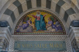 <center>Entrée de la basilique</center>Mosaïque représentant l'Assomption de la Vierge d'après un tableau de Faivre-Duffer.