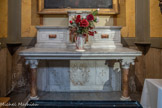 <center>L'église de La Trinité. </center> Sur l'antependium de l'autel est gravé un bas-relief formant une couronne de roses avec la sentence latine : « Sainte Anne, racine de Jessé, et sainte Rose, fleur des Amériques, priez pour nous »