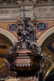 <center>L'église de La Trinité. </center> La chaire. L'abat-voix est surmonté d'un globe avec une croix autour de laquelle voltigent des angelots.