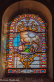 <center>L'église de La Trinité. </center> Vitrail de droite. Allégorie de la peste de 1720 : Mgr Belsunce avec Marseille, sous la forme d'une femme couronnée, avec un mort sur les genoux ? En haut, le Sacré-Coeur.