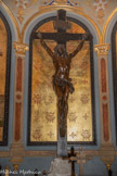 <center>L'église de La Trinité. </center> Chapelle des fonts baptismaux. Le Christ en bronze a étévréalisé d'après le modèle d'Edmé Bouchardon(1698-1762), sur une simple croix en bois, est posé sur un fond décoratif d’Emmanuel Coulange-Lautrec (1824-1898).
