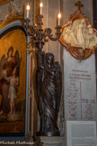 <center>L'église de La Trinité. </center> Chapelle des fonts baptismaux. Statue d'ange photophore.