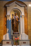 <center>L'église de La Trinité. </center>La statue de saint Joseph en carton-pierre doré a été offerte par Eugénie Armand (1815-1902) en mémoire de son frère Joseph Amédée Armand (1807-1881), président de la chambre de commerce de Marseille de 1866 à 1873.