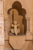 <center>Eglise des Réformés ou de saint-Vincent-de-Paul. </center>Collatéral de gauche.  Huitième chapelle. Un ancien lavabo abritant un petit angelot.