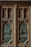 <center>Eglise des Réformés ou de saint-Vincent-de-Paul.</center>Porte de gauche. Lamentation, (âne en train de braire) et Désespoir (léopard blessé).