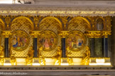 <center>Eglise des Réformés ou de saint-Vincent-de-Paul.</center>Le chœur. Au pied des colonnes en lapis-lazuli, les statues des douze apôtres, en bronze doré, assis face à face, deux par deux. Dans les médaillons sont représentées des scènes bibliques.